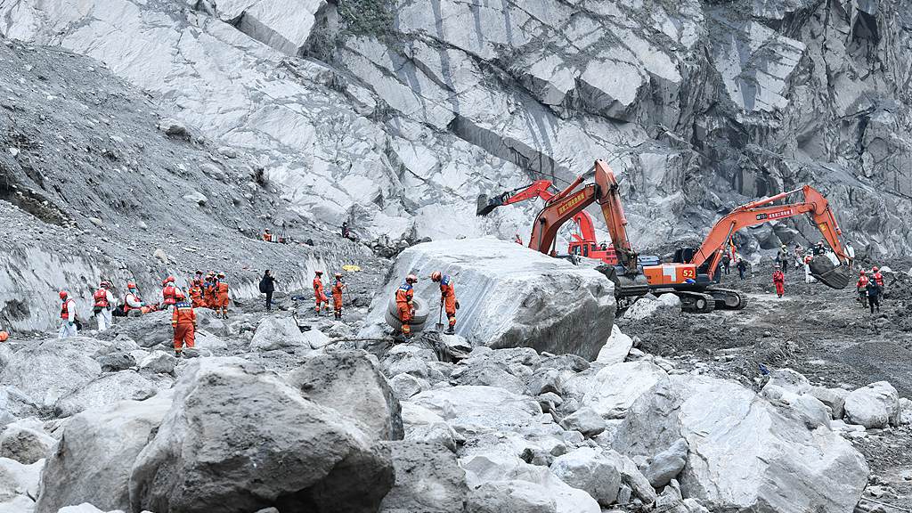 Des sauveteurs mènent des opérations de recherche et de sauvetage dans la zone la plus durement touchée du port de Gyirong, dans la région autonome de Xizang (sud-ouest de la Chine), le 2 septembre 2026. /VCG