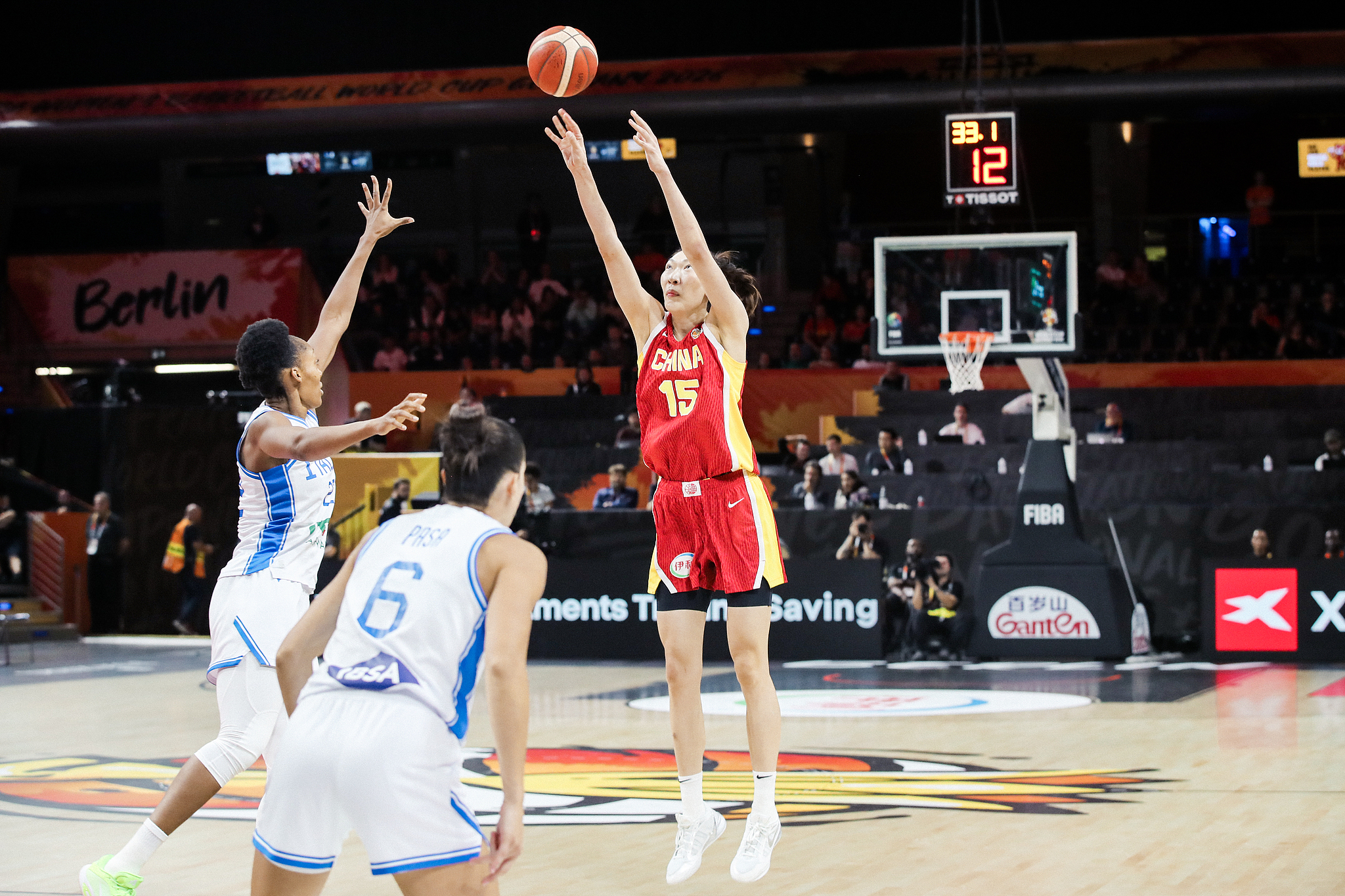 La Chinoise Han Xu (#15) tire lors du match du Groupe D contre l'Italie lors de la Coupe du monde de basket-ball féminin FIBA ​​à Berlin, en Allemagne, le 7 septembre 2026. /VCG