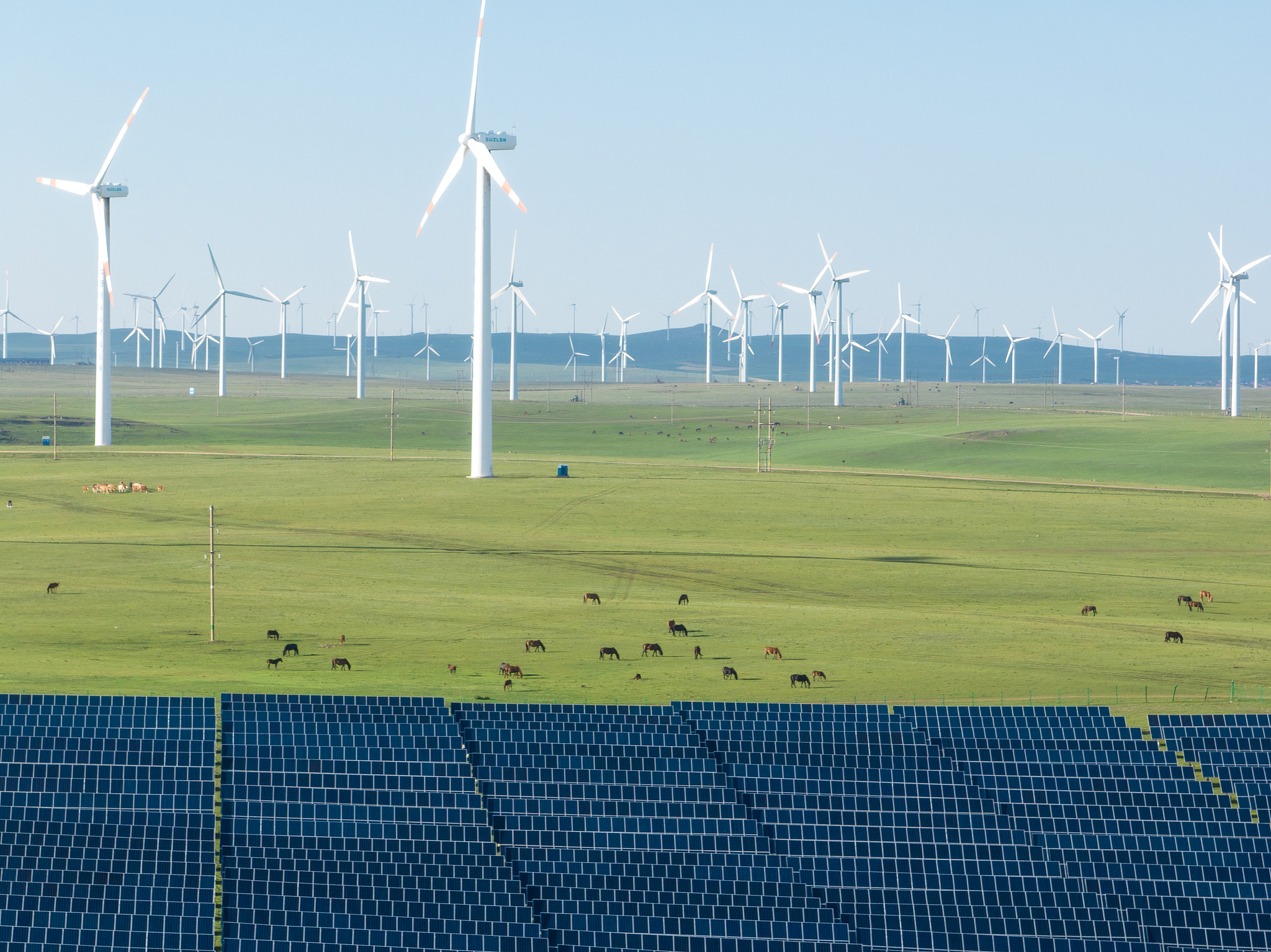 Panneaux solaires et éoliennes dans les prairies d’Ulanqab, région autonome de Mongolie intérieure, nord de la Chine. /VCG
