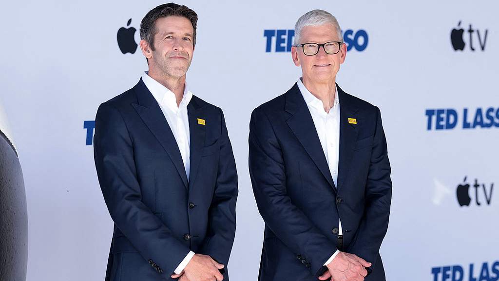 John Ternus (à gauche) et Tim Cook à la première de l'Apple TV
