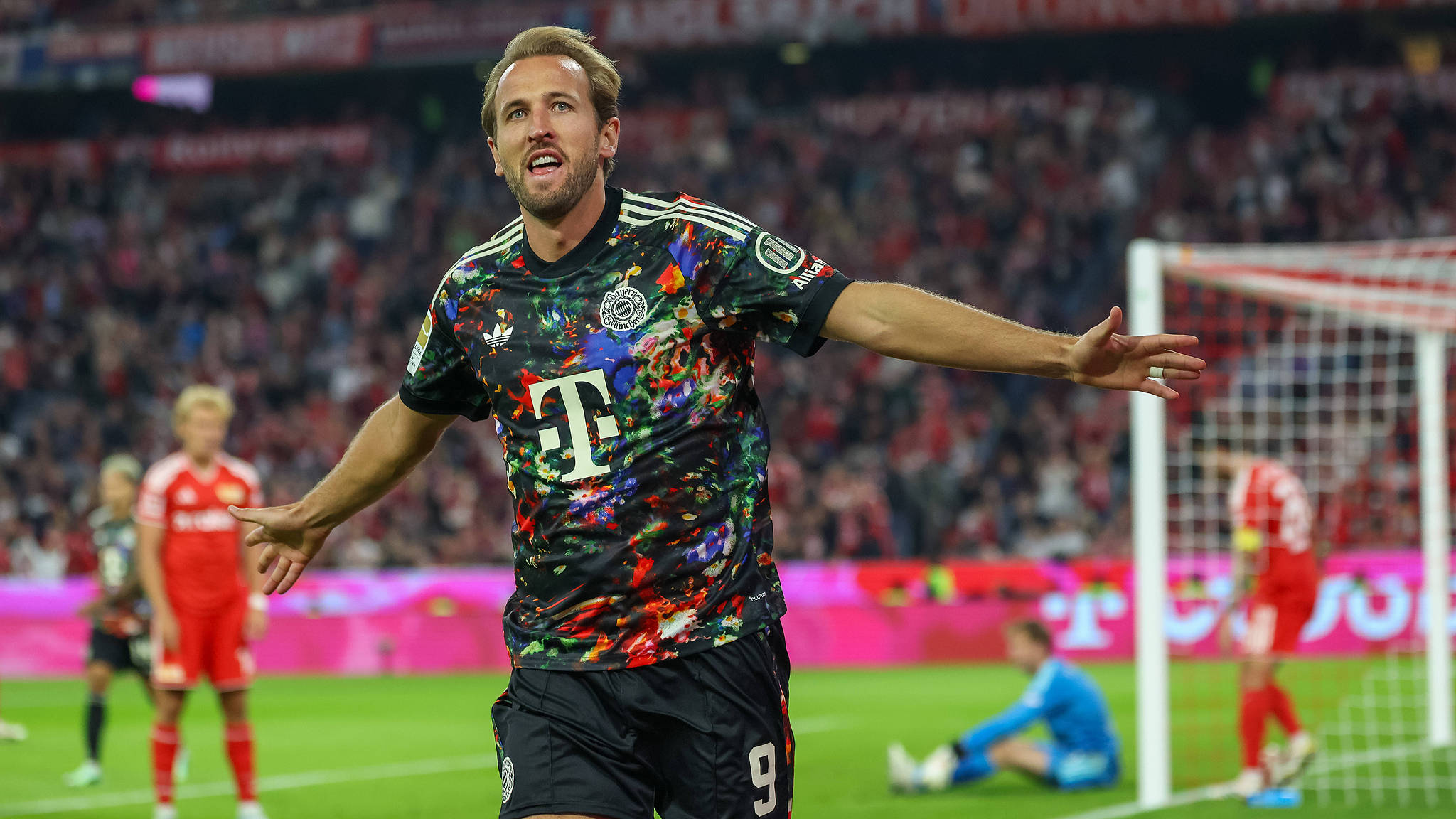 Harry Kane célèbre le quatrième but de son équipe lors du match de football de Bundesliga allemande entre le Bayern Munich et l'Union Berlin à Munich, le 18 septembre 2026. /VCG