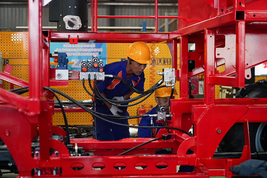 Un ouvrier assemble des machines agricoles chez Heilongjiang Dewo Technology Development Co., Ltd. à Harbin, province du Heilongjiang, Chine, le 1er septembre 2026. /VCG