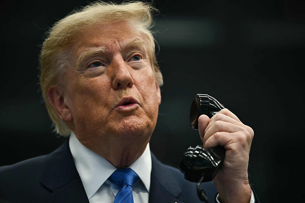 Le président américain Donald Trump s'entretient au téléphone avec des membres de l'équipage de la Station spatiale internationale au centre spatial Lyndon B. Johnson de la NASA à Houston, Texas, le 28 août 2026. /VCG