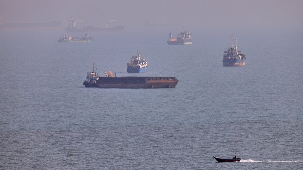 Navires commerciaux vus ancrés dans le détroit d'Ormuz au large de Bandar Abbas, Iran, le 5 août 2026. /VCG
