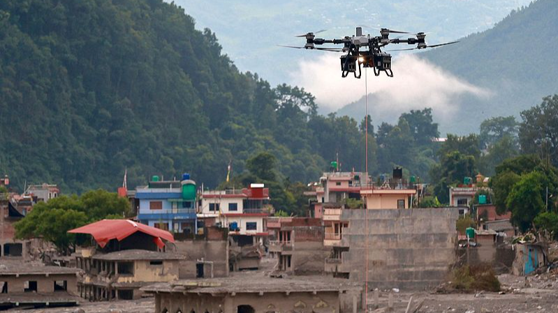 Un drone transportant des fournitures de secours vole vers les zones touchées par les inondations à Trisuli, district de Nuwakot, Népal, le 4 septembre 2026. /VCG