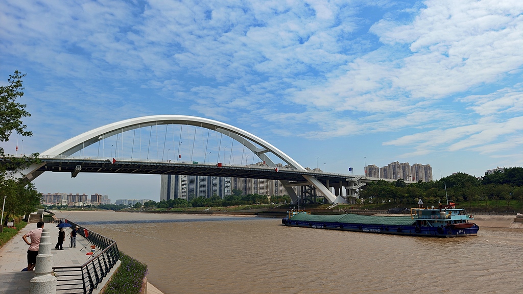 Paysage le long de la section urbaine du canal Pinglu à Qinzhou, dans la région autonome Zhuang du Guangxi (sud de la Chine), le 12 septembre 2026. /VCG