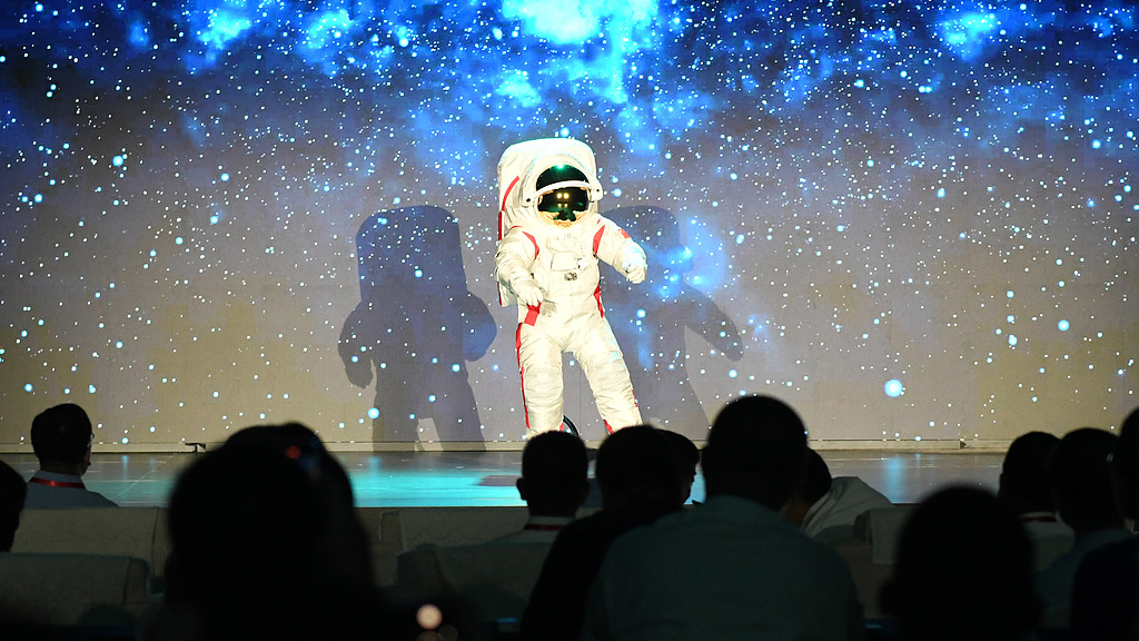 La combinaison spatiale lunaire chinoise fait sa première apparition lors d'une campagne de dénomination à Chongqing, dans le sud-ouest de la Chine, le 28 septembre 2024. /VCG