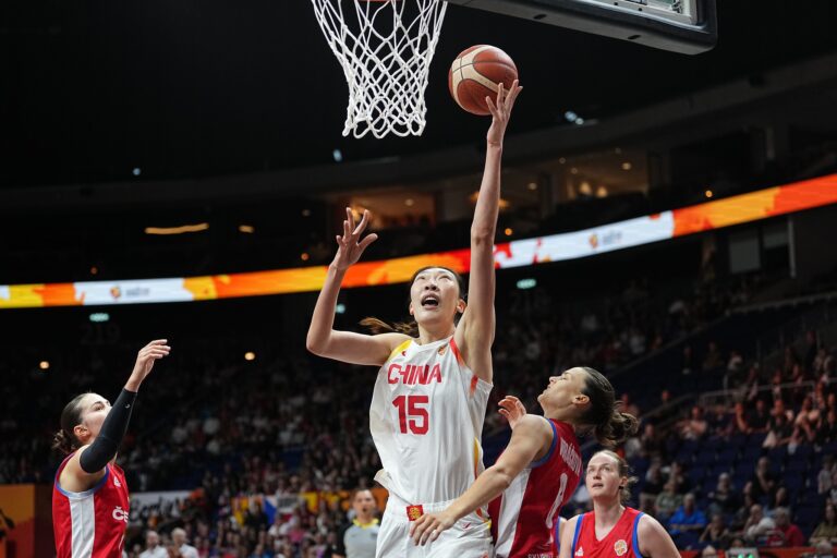 La Chinoise Han Xu (au centre) participe à un match du Groupe D contre la République tchèque lors de la Coupe du monde féminine FIBA ​​2026 à Berlin, en Allemagne, le 6 septembre 2026. /VCG