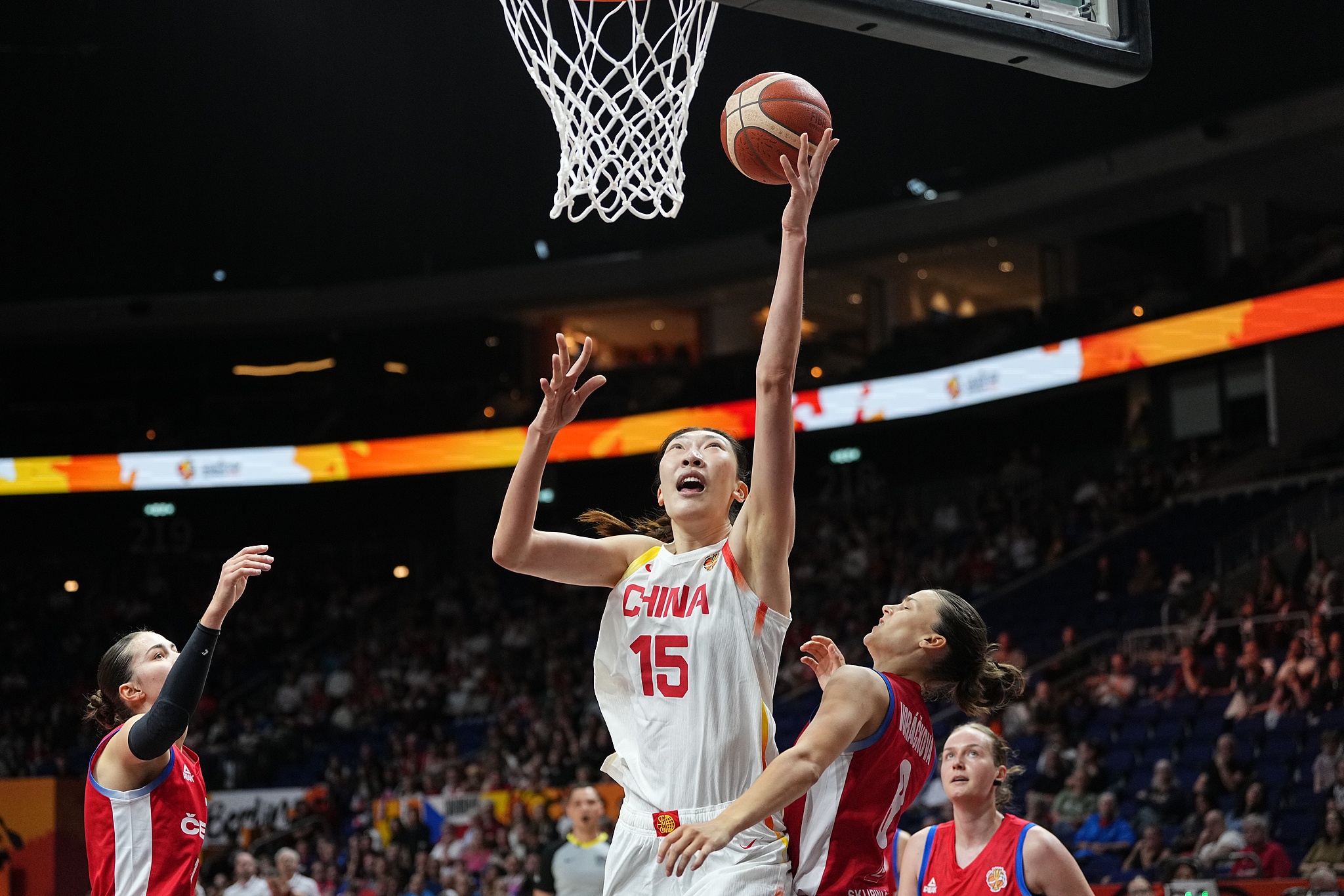 La Chinoise Han Xu (au centre) participe à un match du Groupe D contre la République tchèque lors de la Coupe du monde féminine FIBA ​​2026 à Berlin, en Allemagne, le 6 septembre 2026. /VCG