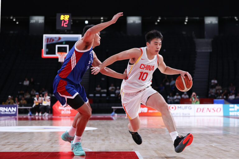 Le Chinois Wang Junjie (#10) se dirige vers le panier lors du match du Groupe C contre les Philippines aux Jeux asiatiques d'Aichi-Nagoya 2026 à Nagoya, au Japon, le 14 septembre 2026. /VCG