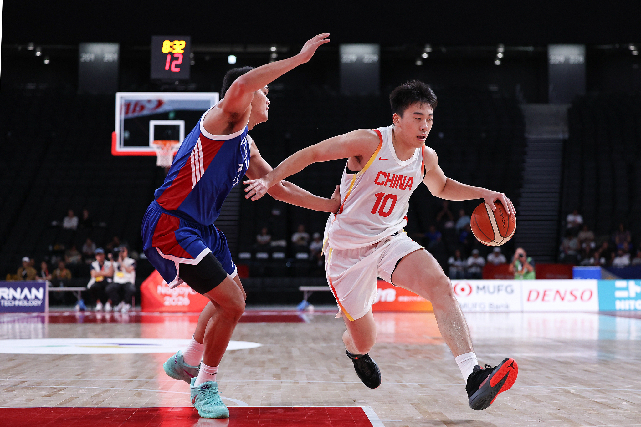 Le Chinois Wang Junjie (#10) se dirige vers le panier lors du match du Groupe C contre les Philippines aux Jeux asiatiques d'Aichi-Nagoya 2026 à Nagoya, au Japon, le 14 septembre 2026. /VCG