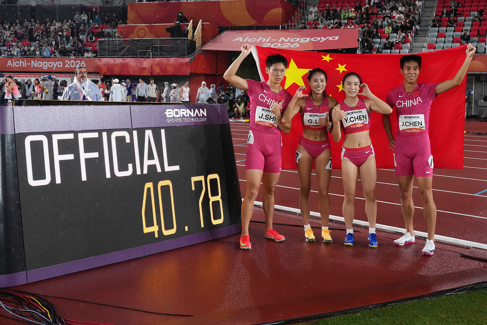 Les médaillés d'or chinois du relais 4x100 m Shi Junhao, Liu Guoyi, Chen Yujie et Chen Jinfeng (LR) célèbrent devant le chronomètre de course aux Jeux asiatiques à Nagoya, au Japon, le 29 septembre 2026. /VCG