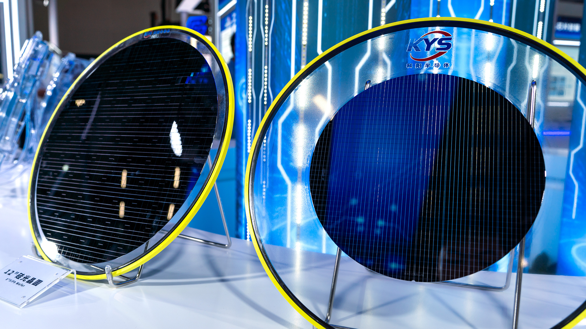 Les plaquettes photoniques en silicium de Keyang Semiconductor ont été exposées au salon chinois de la spécialisation et de l'innovation des circuits intégrés, à Guangzhou, province du Guangdong, Chine du Sud, le 4 septembre 2026. /VCG