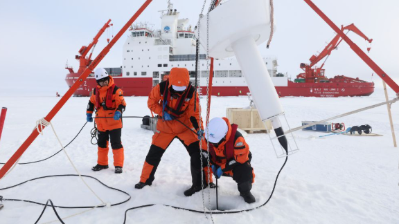La Chine et la Russie effectuent la première observation conjointe de la glace de mer dans l'Arctique lors de la 16e expédition chinoise dans l'Arctique. /CMG
