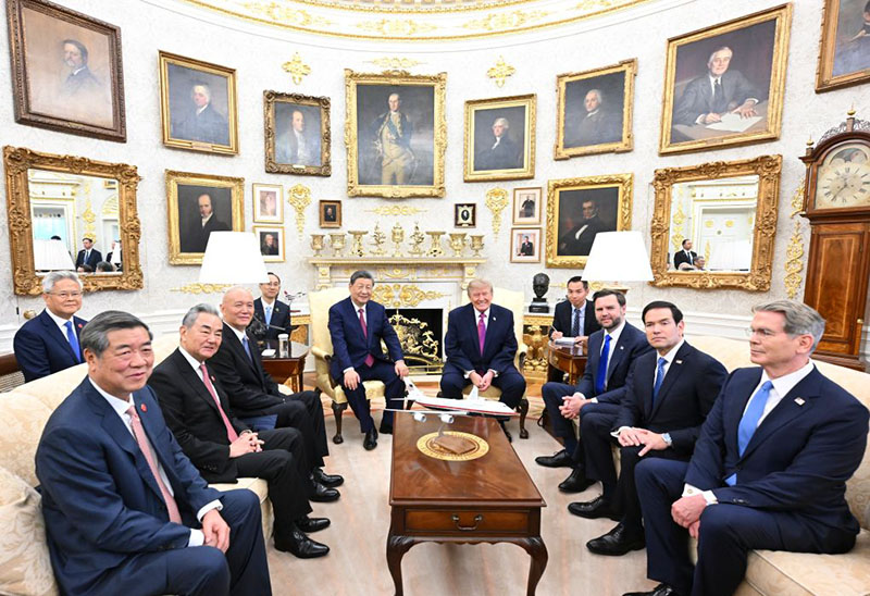 Le président chinois Xi Jinping s'entretient en petits groupes avec le président américain Donald Trump dans le Bureau Ovale après une cérémonie de bienvenue à la Maison Blanche à Washington, DC, Etats-Unis, le 24 septembre 2026. /Xinhua