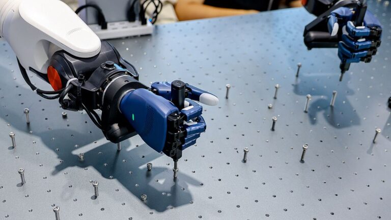 Un robot serre les vis lors de la Conférence sur l'inclusion 2026 sur le Bund, Shanghai, Chine, le 10 septembre 2026. /VCG