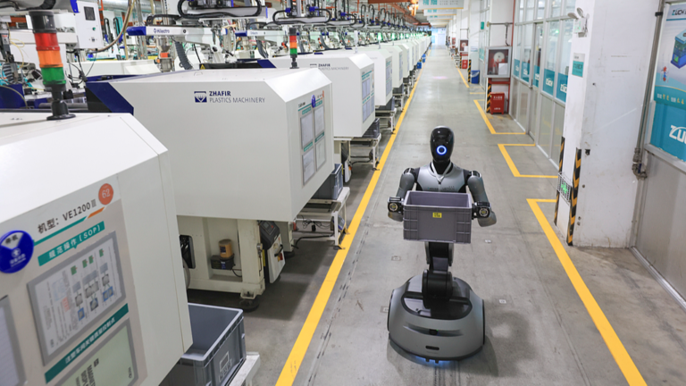 Un robot travaille dans une usine intelligente à Wenzhou, dans la province du Zhejiang (est de la Chine), le 8 septembre 2026. /VCG