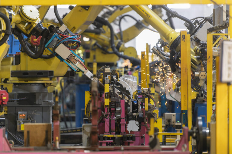 Dans un atelier intelligent, des robots industriels fonctionnaient à grande vitesse alors que des composants de véhicules à énergie nouvelle sortaient de la chaîne de production à Jinhua, dans la province du Zhejiang, en Chine, le 15 septembre 2026. /VCG