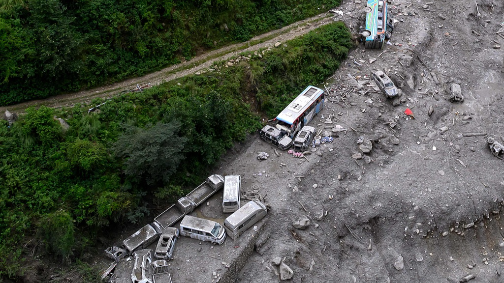 Une vue aérienne montre des véhicules endommagés et inondés de boue à la suite des crues soudaines à Timure, dans le district de Rasuwa au Népal, le 3 septembre 2026. /VCG