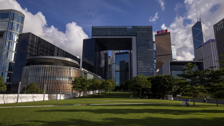 Le bâtiment du Conseil législatif (L), le siège du gouvernement de la RASHK (M) et d'autres bâtiments à Hong Kong, Chine, le 26 mai 2021. /VCG