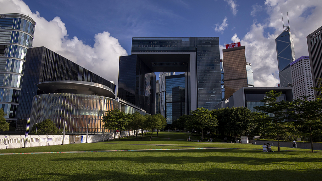 Le bâtiment du Conseil législatif (L), le siège du gouvernement de la RASHK (M) et d'autres bâtiments à Hong Kong, Chine, le 26 mai 2021. /VCG