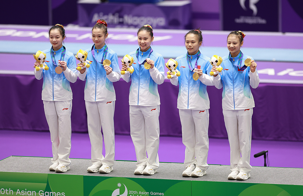 Les médaillés d'or de l'équipe chinoise posent pour des photos lors de la cérémonie de victoire de l'équipe féminine de gymnastique artistique aux Jeux asiatiques au gymnase général de Nagoya, dans la ville de Nagoya, au Japon, le 23 septembre 2026. /VCG