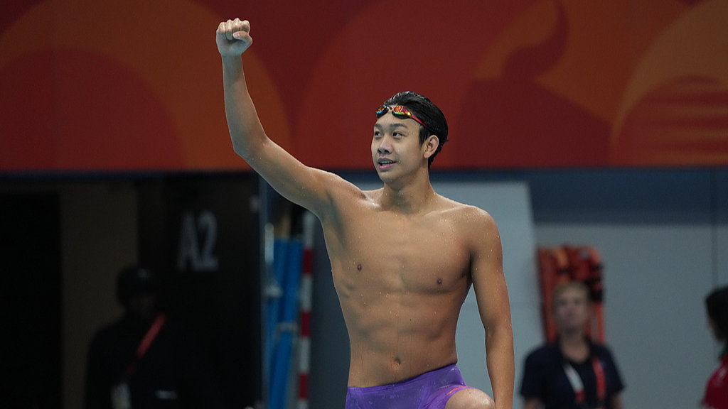 Le Chinois Zhang Zhanshuo célèbre sa médaille d'or après avoir participé à la finale du 200 m nage libre masculin le quatrième jour des 20e Jeux asiatiques d'Aichi-Nagoya au Centre aquatique de Tokyo, au Japon, le 23 septembre 2026. /VCG