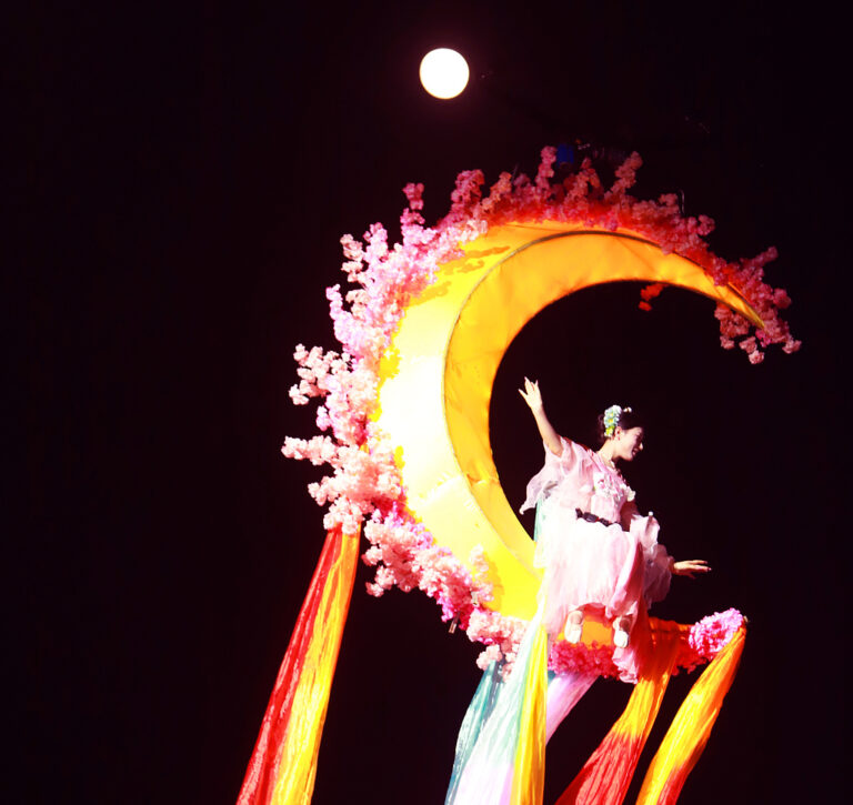Une exposition terrestre et aérienne sur Chang'e, la déesse de la lune dans les légendes traditionnelles chinoises, est organisée dans la ville de Taizhou, province du Zhejiang, dans l'est de la Chine, le 25 septembre 2026. /VCG