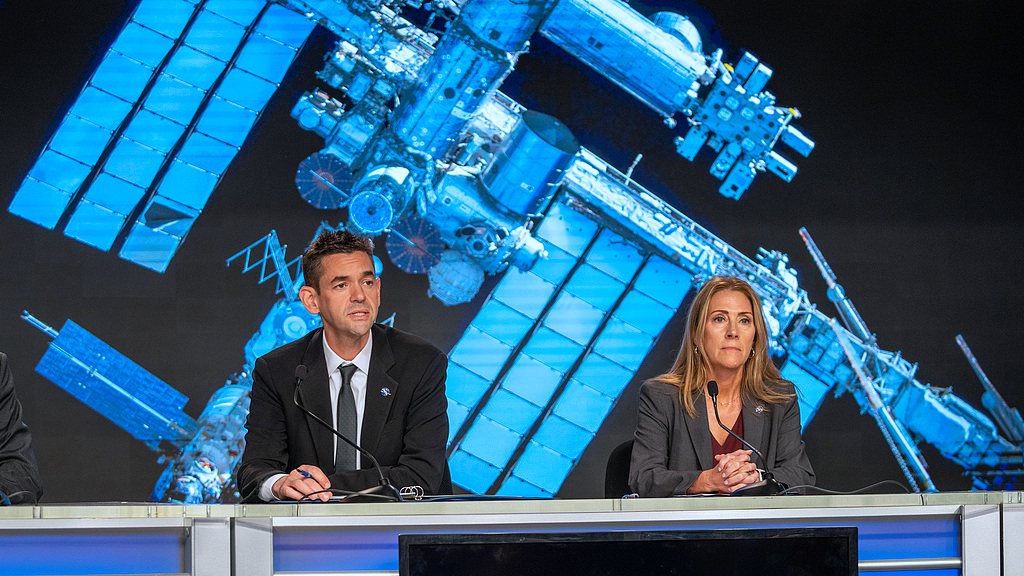 L'administrateur de la NASA, Jared Isaacman (à gauche), et la responsable du programme Low Earth Orbit de la NASA, Dana Weigel, discutent d'une mise à jour sur le vaisseau spatial Boeing Starliner lors d'une conférence de presse au Kennedy Space Center, en Floride, aux États-Unis, le 28 septembre 2026. /VCG