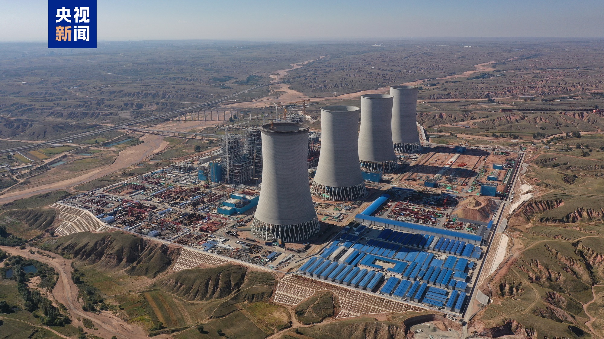 Une vue des quatre tours de refroidissement de la partie nord de la base d'énergie renouvelable de Kubuqi, dans la région autonome de Mongolie intérieure, dans le nord de la Chine. /CMG
