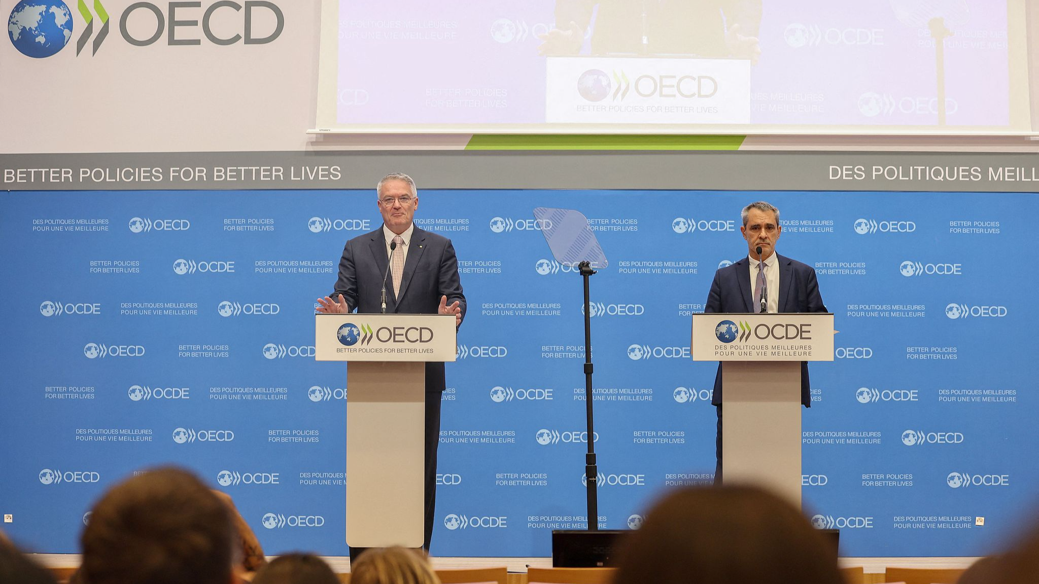 Le secrétaire général de l'OCDE, Mathias Cormann (à gauche), et l'économiste en chef de l'OCDE, Stefano Scarpetta, participent à la présentation par l'OCDE de ses perspectives économiques intermédiaires à Paris, en France, le 23 septembre 2026. /VCG