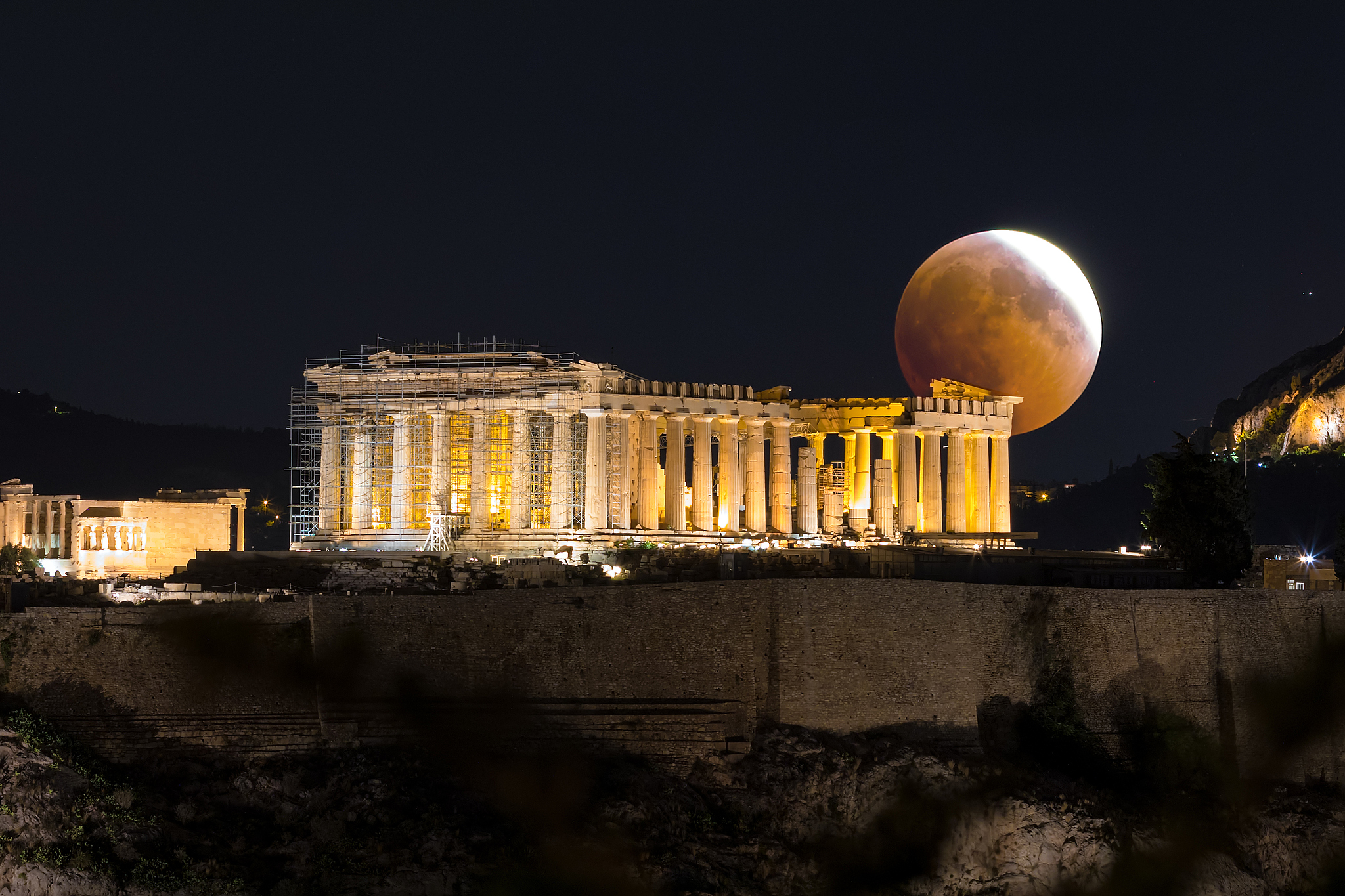 Une éclipse lunaire de pleine lune au-dessus du Parthénon sur l'Acropole à Athènes, Grèce, 2018. /VCG