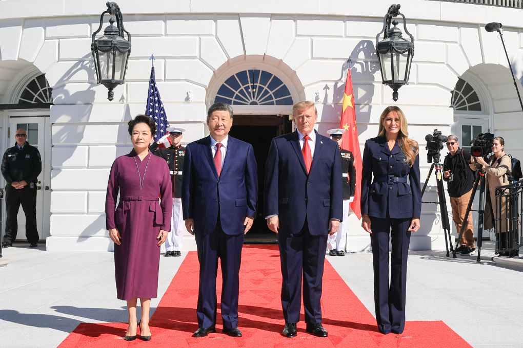 Le président chinois Xi Jinping et son épouse Peng Liyuan, ainsi que le président américain Donald Trump et son épouse Melania Trump, posent pour une photo à la Maison Blanche à Washington, DC, aux Etats-Unis, le 25 septembre 2026. /Xinhua