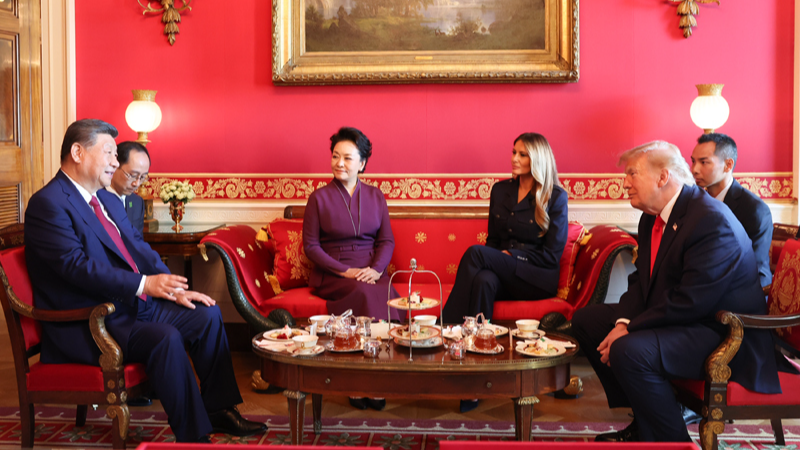 Le président chinois Xi Jinping et son épouse Peng Liyuan discutent autour d'un thé avec le président américain Donald Trump et son épouse Melania Trump à la Maison Blanche à Washington, DC, aux Etats-Unis, le 25 septembre 2026. /Xinhua