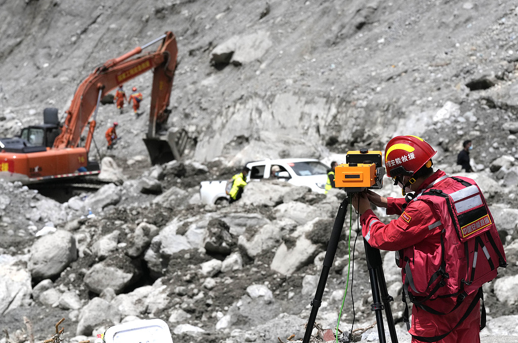Un travailleur utilise un radar de pente sur le site de sauvetage du port de Gyirong, dans la région autonome de Xizang (sud-ouest de la Chine), le 3 septembre 2026. /VCG