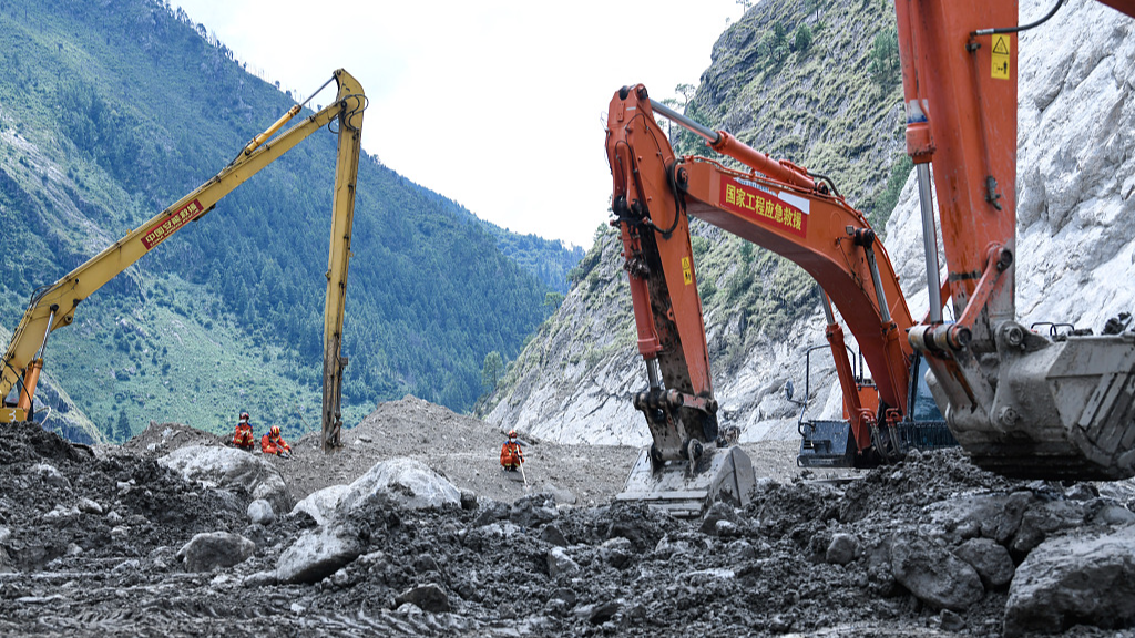 Des excavatrices et autres machines lourdes fonctionnent dans la zone la plus durement touchée du port de Gyirong, dans la région autonome de Xizang (sud-ouest de la Chine), le 5 septembre 2026. /VCG