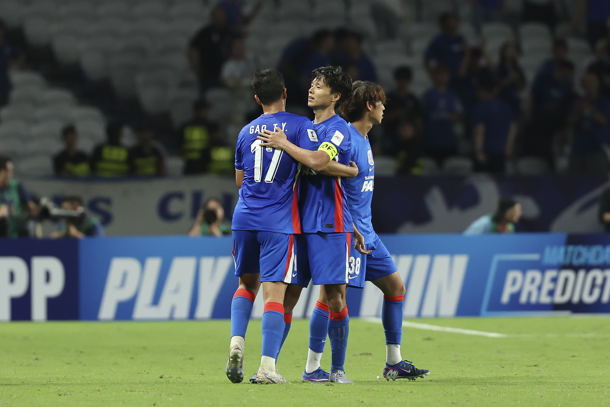 Les joueurs de Shanghai Shenhua célèbrent après avoir marqué lors de leur match du Groupe G contre les Tampines Rovers lors de la Ligue des Champions 2 de l'AFC dans la municipalité de Shanghai, dans l'est de la Chine, le 17 septembre 2026. /VCG