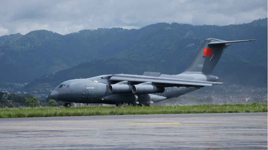 Un gros avion de transport Y-20 de l'armée de l'air chinoise transportant des fournitures de secours d'urgence fournies par le gouvernement chinois arrive à l'aéroport international de Tribhuvan à Katmandou, au Népal, le 3 septembre 2026. /CFP