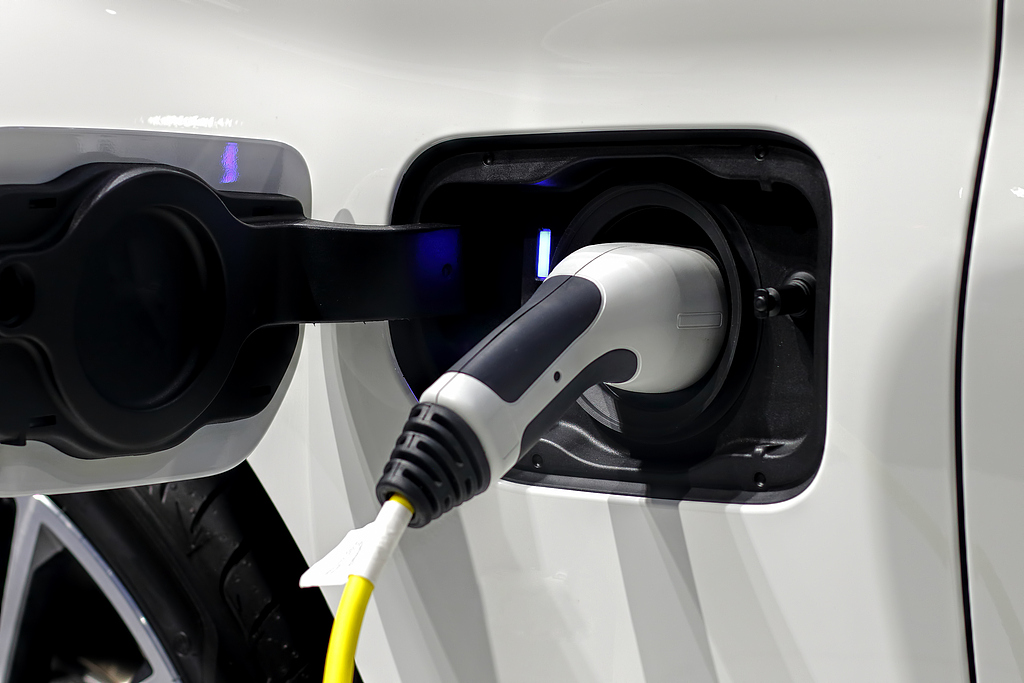Un véhicule électrique est connecté à une borne de recharge. /VCG