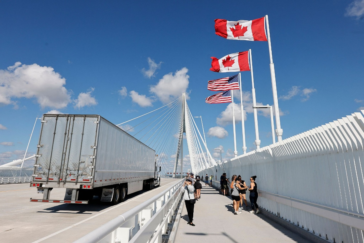 Un camion traverse le pont international Gordie Howe entre Windsor, Ontario, Canada, et Detroit, Michigan, États-Unis, le 6 septembre 2025. /VCG