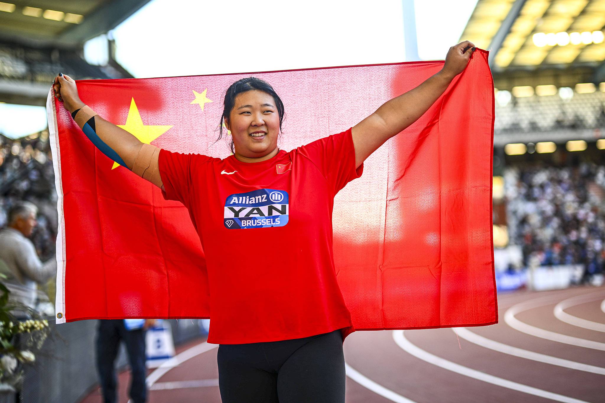 La Chinoise Yan Ziyi célèbre après avoir remporté le titre du javelot féminin et établi un nouveau record du meeting lors de la finale de la World Athletics Diamond League à Bruxelles, Belgique, le 5 septembre 2026. /VCG