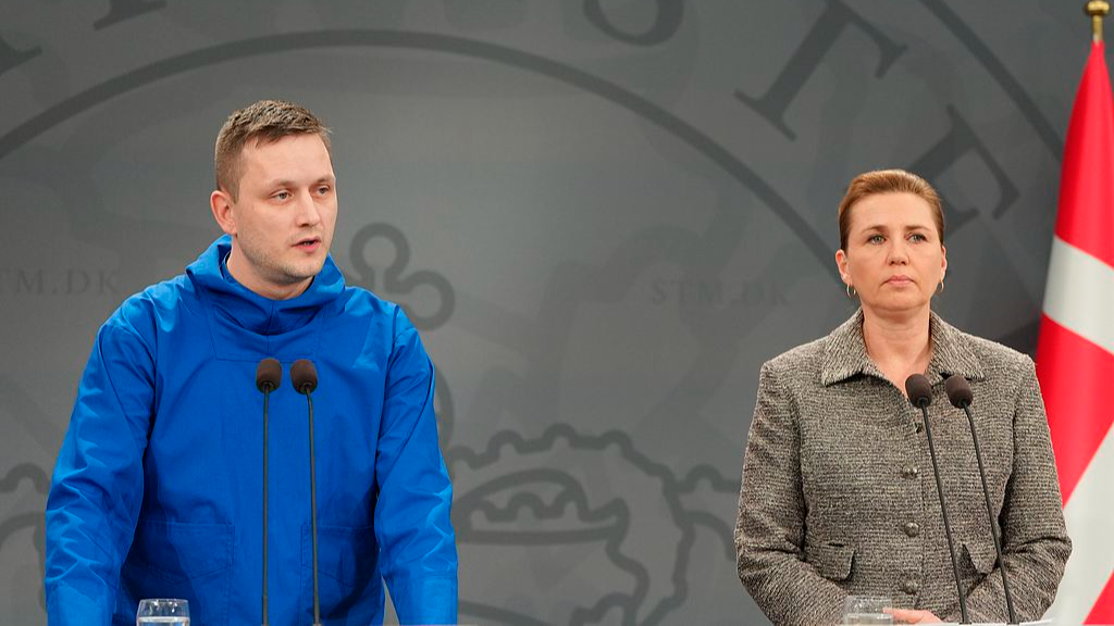 Le Premier ministre groenlandais Jens-Frederik Nielsen (à gauche) et la Première ministre danoise Mette Frederiksen (à droite) font une déclaration lors d'une conférence de presse dans la salle des miroirs du bureau du Premier ministre à Copenhague, au Danemark, le 13 janvier 2026. /VCG