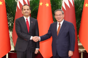Le Premier ministre chinois rencontre le Premier ministre qatari