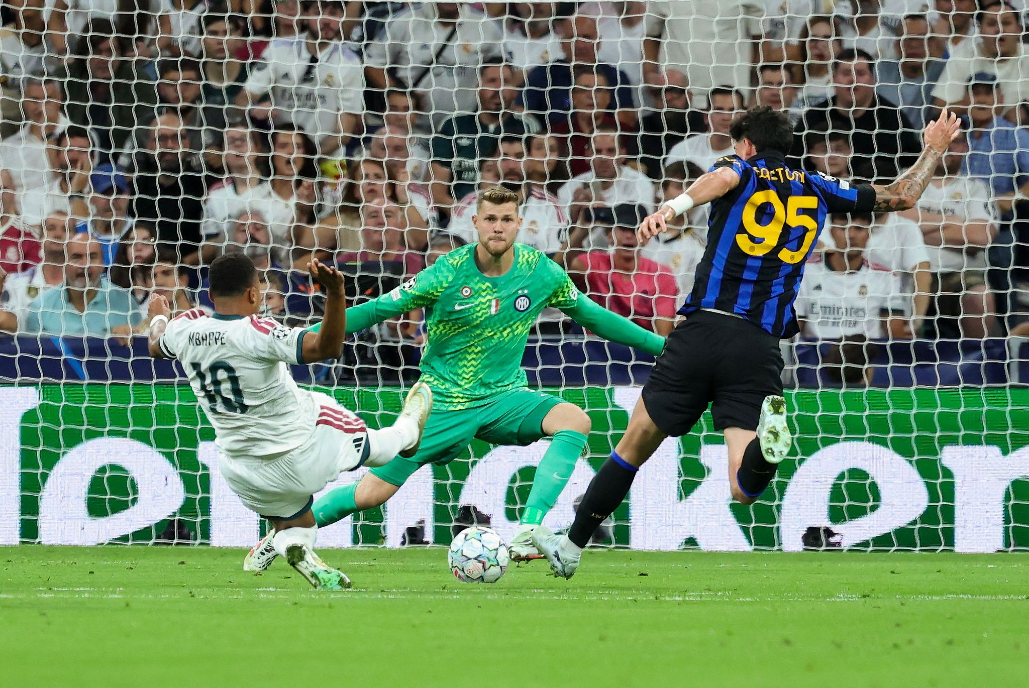 Kylian Mbappe (#10) du Real Madrid a obtenu un score lors du match de la Ligue des champions de l'UEFA contre l'Inter Milan au stade Santiago Bernabeu de Madrid, Espagne, le 8 septembre 2026. /VCG