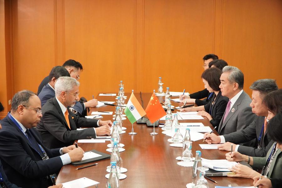 Le ministre chinois des Affaires étrangères Wang Yi, également membre du Bureau politique du Comité central du Parti communiste chinois, rencontre le ministre indien des Affaires étrangères Subrahmanyam Jaishankar à Manille, aux Philippines, le 22 juillet 2026. /Xinhua