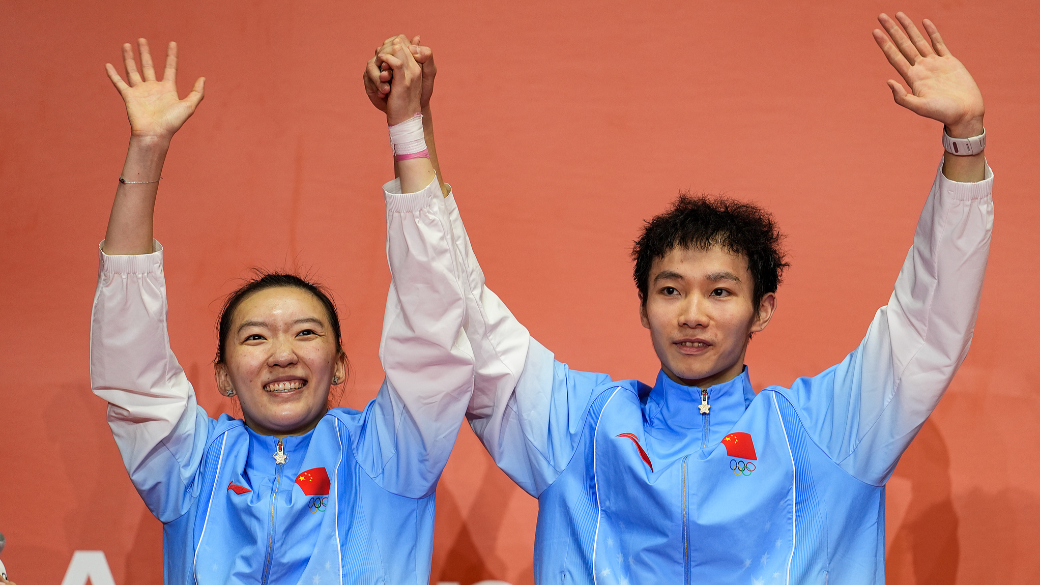 Le chinois Wei & Jiang réfléchit à sa médaille d'or en badminton aux Jeux asiatiques