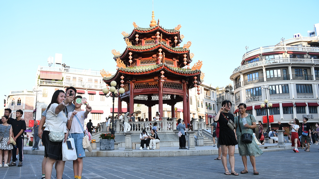 Des touristes visitent le quartier historique de Xiaogongyuan à Shantou, dans la province du Guangdong, le 23 juillet 2026. /VCG