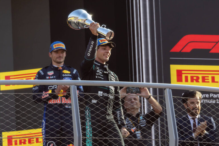 Le pilote Mercedes Kimi Antonelli montre son trophée sur le podium après avoir remporté le Grand Prix d'Italie de Formule 1 à Monza, en Italie, le 6 septembre 2026. /VCG