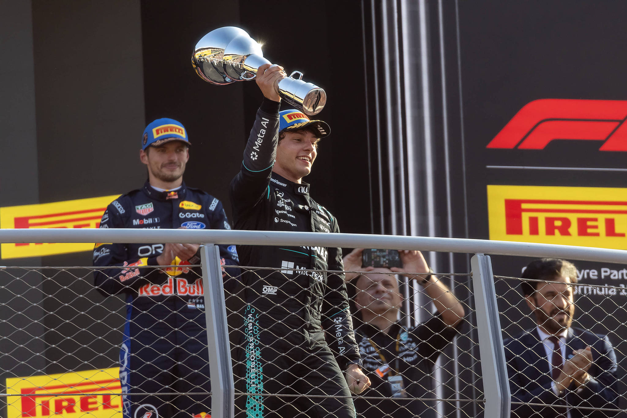 Le pilote Mercedes Kimi Antonelli montre son trophée sur le podium après avoir remporté le Grand Prix d'Italie de Formule 1 à Monza, en Italie, le 6 septembre 2026. /VCG