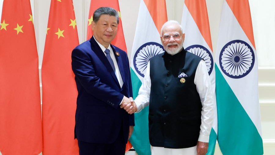 Le président chinois Xi Jinping serre la main du Premier ministre indien Narendra Modi en marge du 18e sommet des BRICS à New Delhi, en Inde. /Xinhua